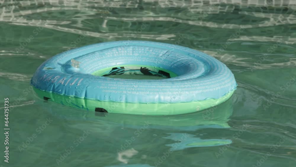bouée gonflable pour enfants flottant sur l'eau d'une piscine 