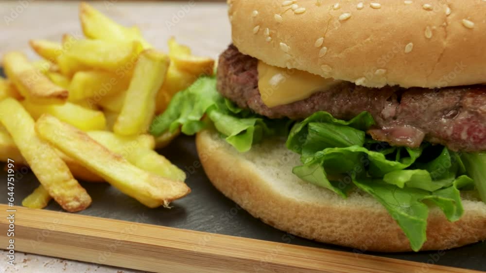 burger et frites, en gros plan, sur une table burger et frites, en gros plan, sur une table