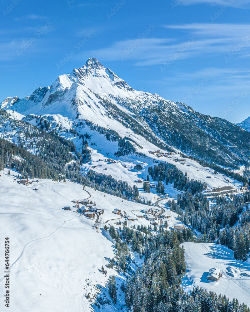 Die winterliche Region um Warth in Vorarlberg im Luftbild, Blick zum imposanten Biberkopf