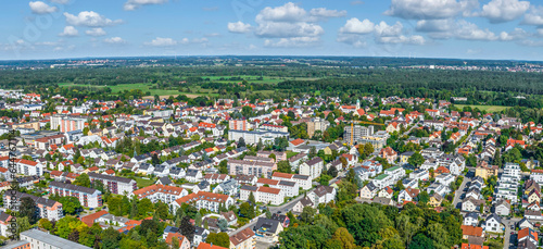 Blick über den Augsburger Stadtteil Haunstetten zum Stadtwald 