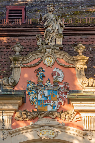 Detailansicht des Wappens auf dem Dach des Rokokoschlösschens im Stadtgarten von Schwäbisch Gmünd