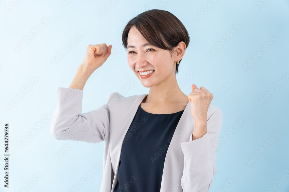 ガッツポーズをする日本人女性
