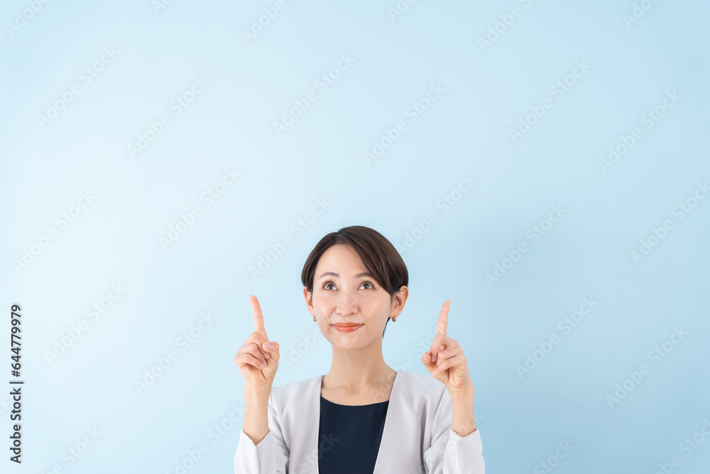 告知をする女性 告知をする女性