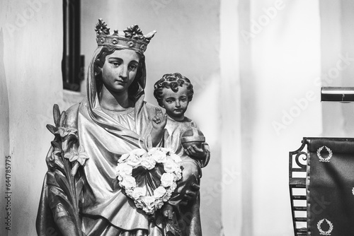 Statue ancienne représentant la vierge et l'enfant dans une église en France photo
