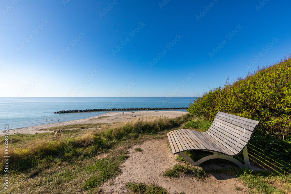 Relaxbank auf dem Hohen Ufer von Ahrenshoop an der Ostsee. Relaxbank auf dem Hohen Ufer von Ahrenshoop an der Ostsee.