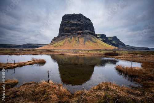 Schilderij op canvas Un pic rocheux volcanique en Islande au bord de la route numero 1