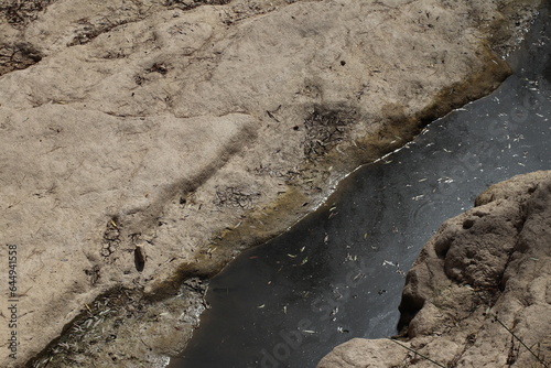 Río 
Río seco, con agua estancada