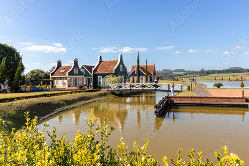 Foto Vilarejo europeu com lago