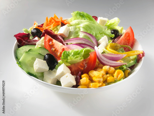 Gemischter Salat mit Feta in weisser Porzellanschale als Freisteller, Freisteller, Mais, Schafskäse, gemischter Salat,