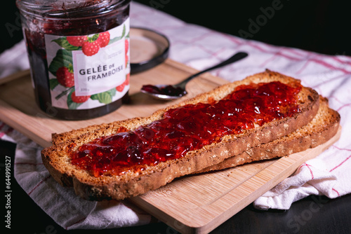 Tartine de pain et confiture de framboise.