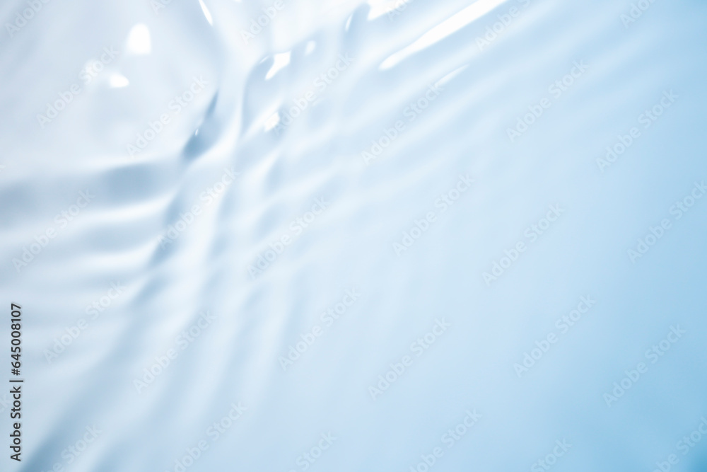 Obraz premium The surface of the water is clear, blue, soft and shiny.