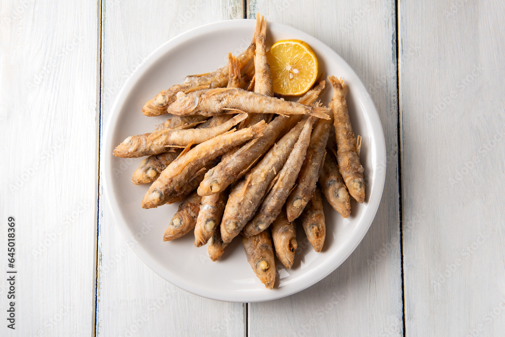 Piatto di frittura di pesce, cibo mediterraneo, cucina italiana Piatto di frittura di pesce, cibo mediterraneo, cucina italiana