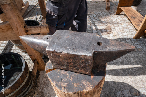 Bigorna de martelo e ferreiro na forja ao ar livre. Conceito feito à mão, artesanato e ferraria photo