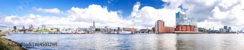 Standansicht der Hansestadt Hamburg mit Hafen und Elbe