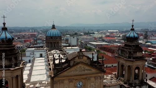 Catedral metropolitana de Guatemala Arquidiocesis centro américa Palacio Nacional de Cultura en el Centro de la ciudad Guatemalteca con techos de casas y edificios photo