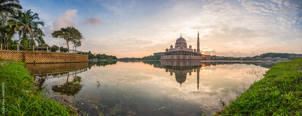 Obraz premium Putra mosque at sunrise, Kuala Lumpur, Malaysia