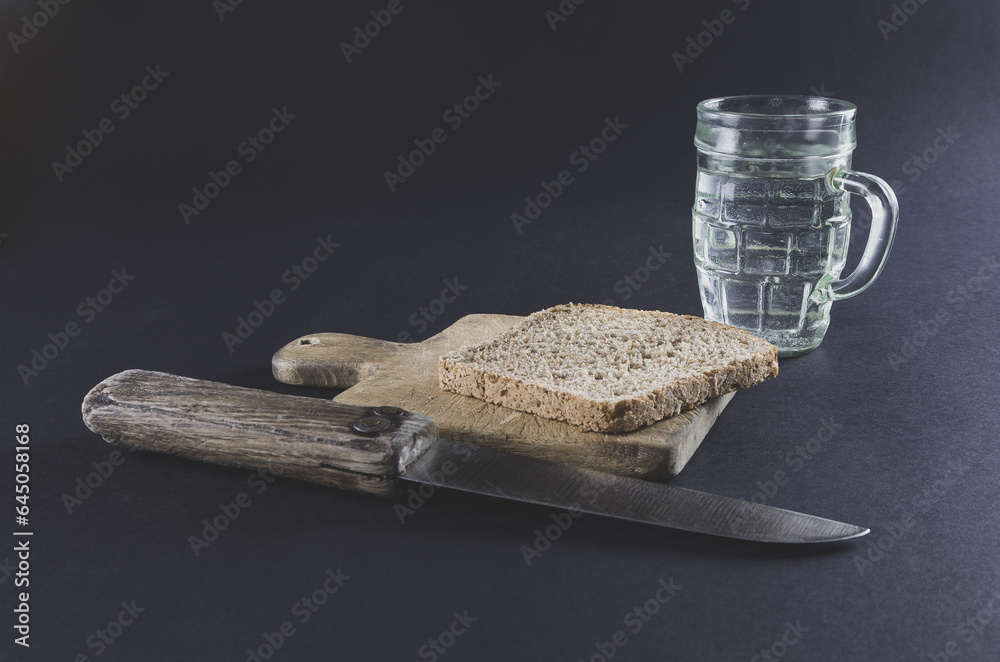 Wholemeal bread, water and old knife