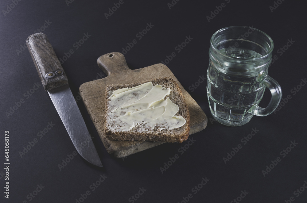 Wholemeal bread, water and old knife