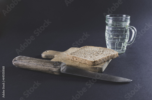 Obraz na płótnie Wholemeal bread, water and old knife w salonie