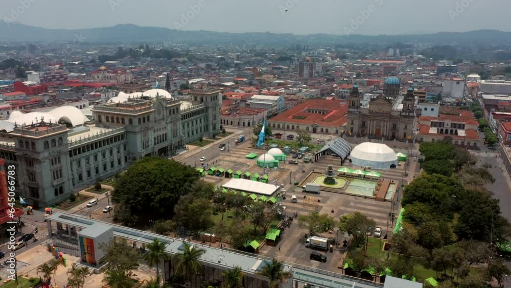 plaza central Palacio Nacional de Cultura en el centro de la ciudad de Guatemala monumento nacional bandera capital de la ciudad con calles y bandera en el asta con casas y edificios al fondo plaza central Palacio Nacional de Cultura en el centro de la ciudad de Guatemala monumento nacional bandera capital de la ciudad con calles y bandera en el asta con casas y edificios al fondo