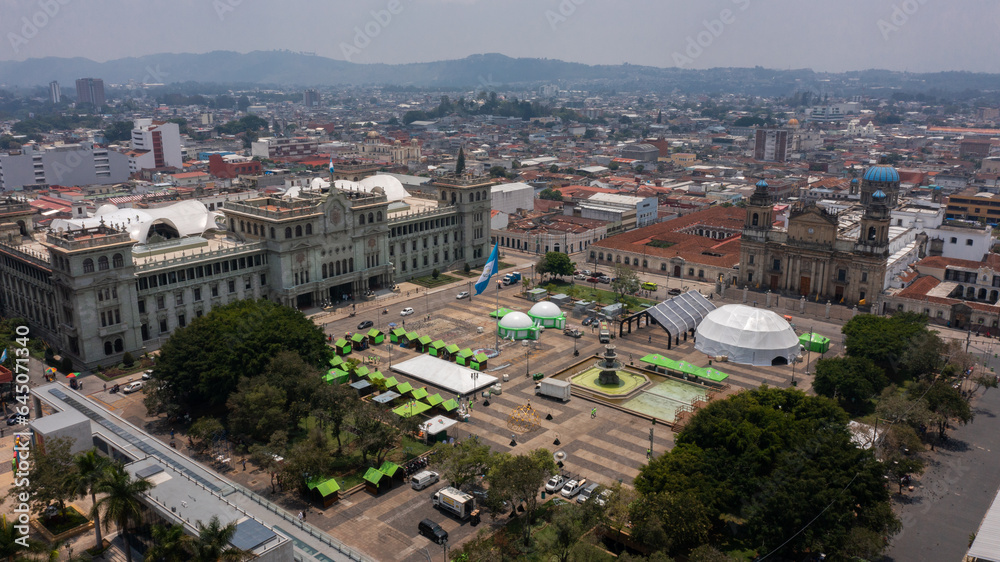 Palacio Nacional de Cultura en el centro de la ciudad de Guatemala Estructura plaza monumento nacional bandera capital de la ciudad con calles y bandera en el asta con casas y edificios al fondo