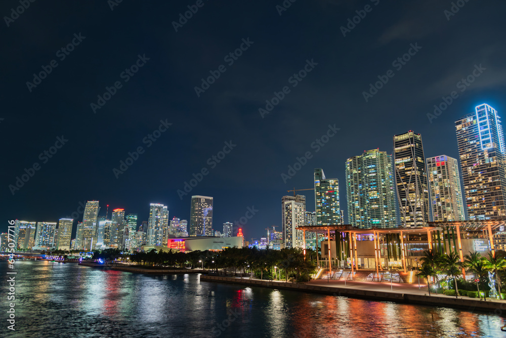 Obraz premium Night view of Miami downtown at night