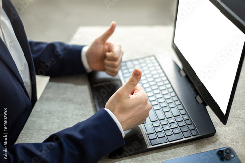 businessman working on laptop © MO