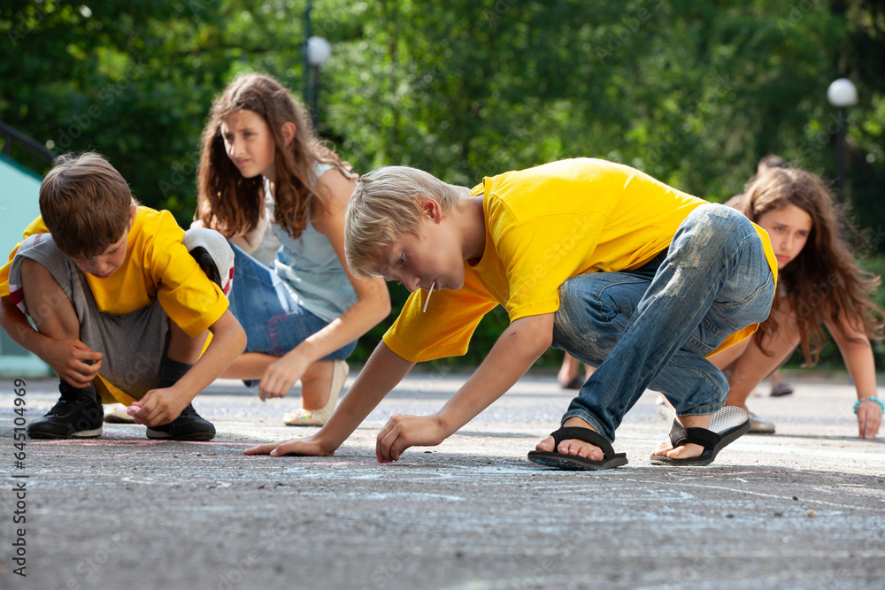 Fototapeta premium Children drawing with chalk on asphalt