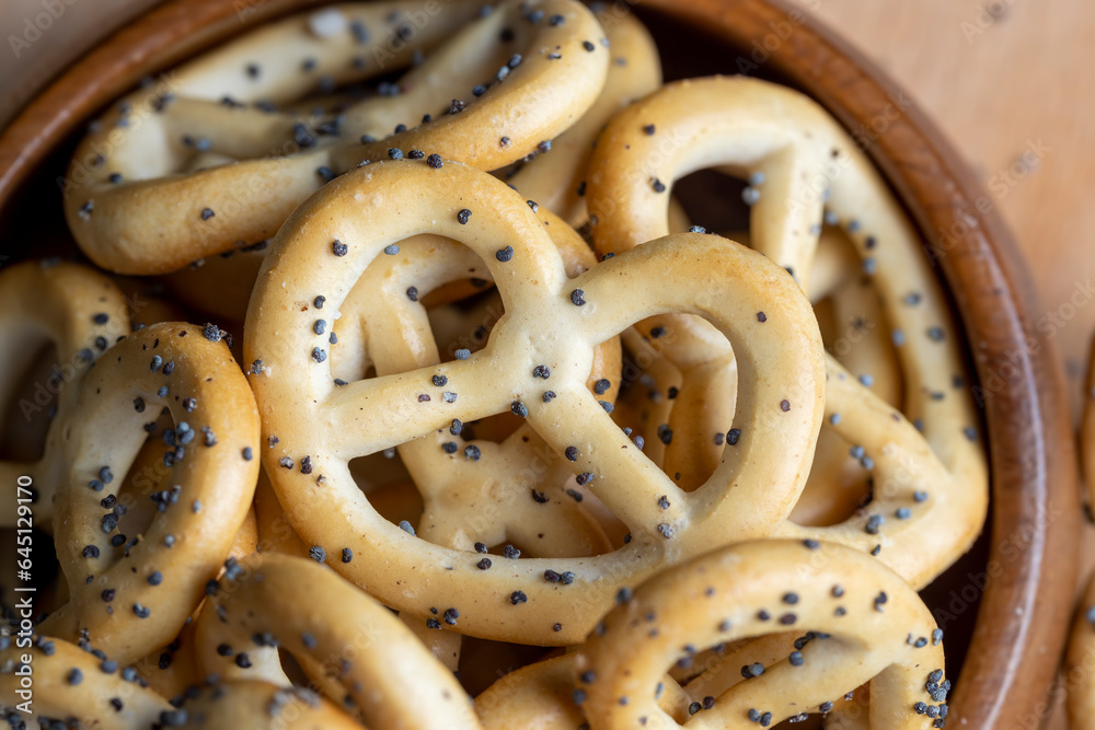 Naklejka premium Poppy seed coating dried bagels on the table