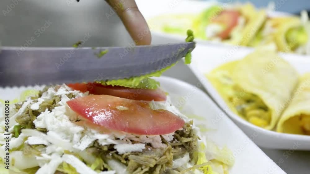 Fonda de comida callejera, preparando tostada con carne y complementos.