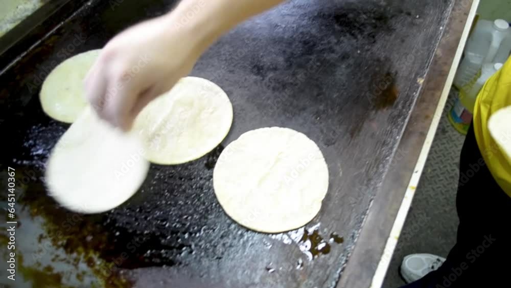 Calentando tortillas de maíz en aceite caliente, tacos dorados, cocina callejera. Calentando tortillas de maíz en aceite caliente, tacos dorados, cocina callejera.
