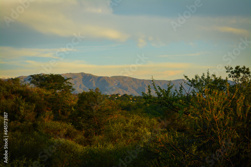 Luz calida sobre los cerros