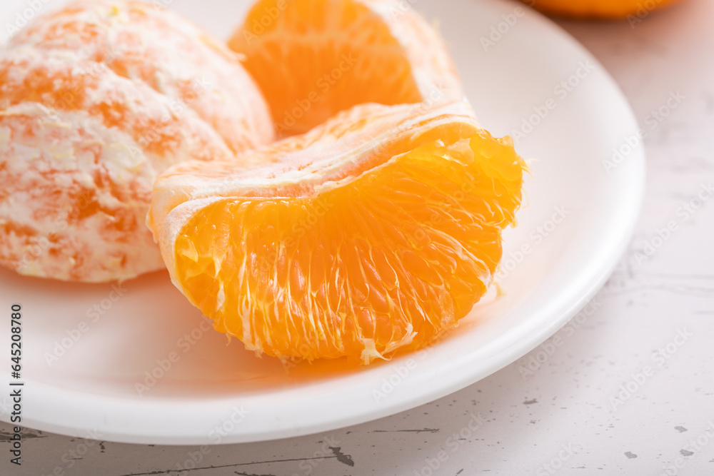 オレンジの粒　 orange on a plate