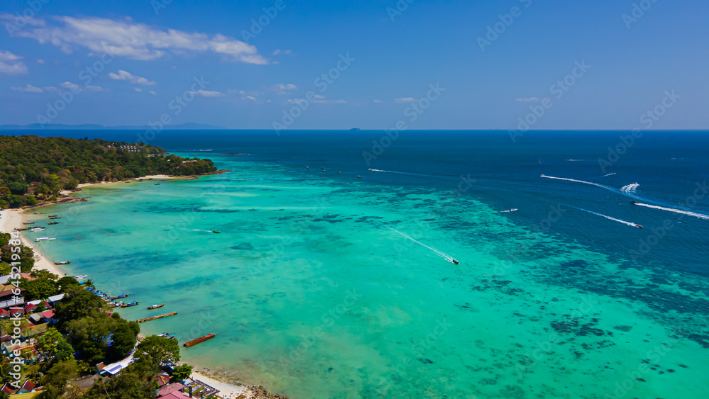 High angle view of the sea, Koh Phi Phi, a major tourist attraction Soak up the sun or go on an adventure trip. Take a walk and take pictures with the white beach mountains. High angle view of the sea, Koh Phi Phi, a major tourist attraction Soak up the sun or go on an adventure trip. Take a walk and take pictures with the white beach mountains.