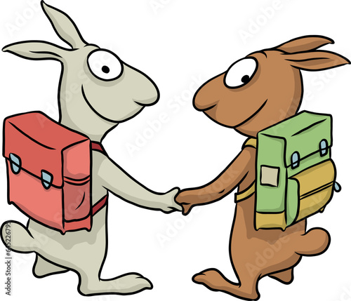 Cartoon Illustration von zwei kleinen befreundeten Hasen als Schulkinder mit Ranzen, die sich an der Hand halten für mehr Mut und Sicherheit auf dem Schulweg