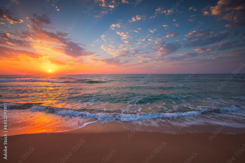 Beautiful cloudscape over tropical sea and beach shore, sunrise over ocean horizon - obrazy, fototapety, plakaty 