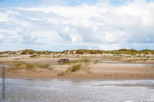 Strandleben am feinen Sandstrand von Norddorf auf der Nordseeinsel Amrum mit dramatischen Wolkenformationen