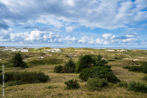 Insel Amrum die D  nen im Bereich des Leuchtturmes k  nnen zum Campen genutzt werden  am Horizont die Nordsee