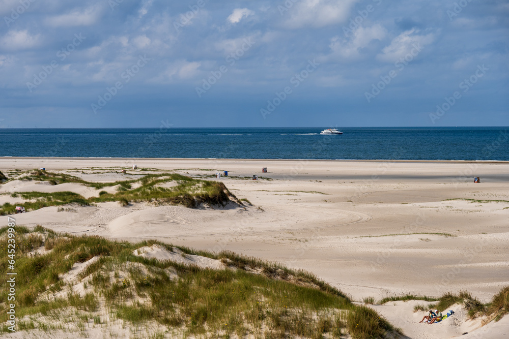 Dünenlandschaft auf der Nordseeinsel Amrum mit Blick auf die Nordsee, ein Fahrgastschiff fährt vorbei