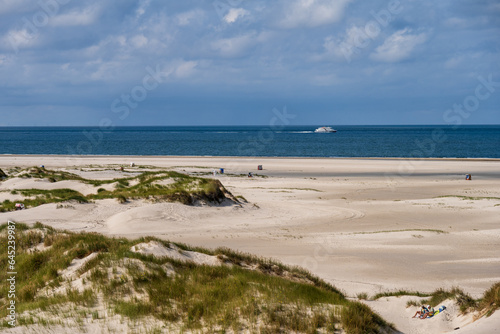 D  nenlandschaft auf der Nordseeinsel Amrum mit Blick auf die Nordsee  ein Fahrgastschiff f  hrt vorbei