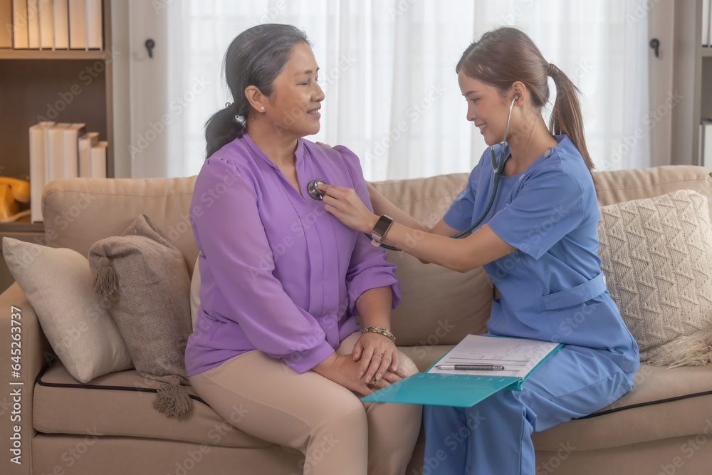 Chiropractor assess patient at home, offer guidance on hygiene, prevention, lifestyle, well being Chiropractor assess patient at home, offer guidance on hygiene, prevention, lifestyle, well being