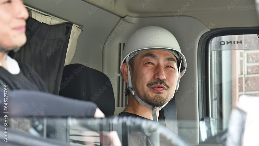トラックで移動するところの作業員たちの会話 トラックで移動するところの作業員たちの会話