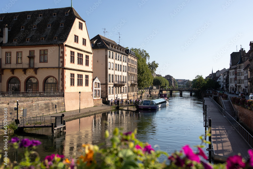 Morgendlicher Blick auf die Fachwerkhäuser entlang des Kanals im Straßburger Viertel La Petite France