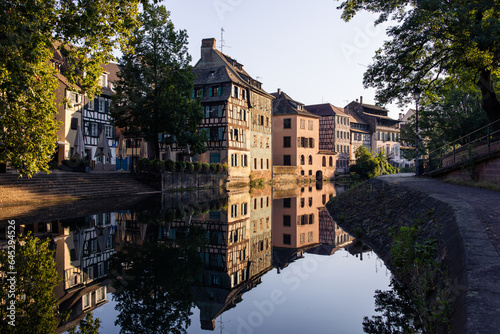 Morgendlicher Blick auf die Fachwerkhäuser entlang des Kanals im Straßburger Viertel La Petite France
