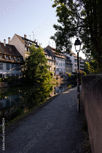 Morgendlicher Blick auf die Fachwerkhäuser entlang des Kanals im Straßburger Viertel La Petite France photo