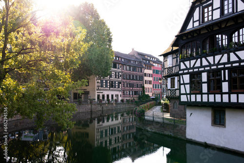 Morgendlicher Blick auf die Fachwerkhäuser entlang des Kanals im Straßburger Viertel La Petite France