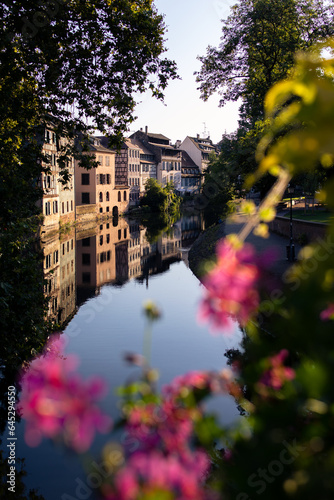 Morgendlicher Blick auf die Fachwerkhäuser entlang des Kanals im Straßburger Viertel La Petite France