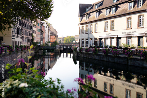 Morgendlicher Blick auf die Fachwerkhäuser entlang des Kanals im Straßburger Viertel La Petite France