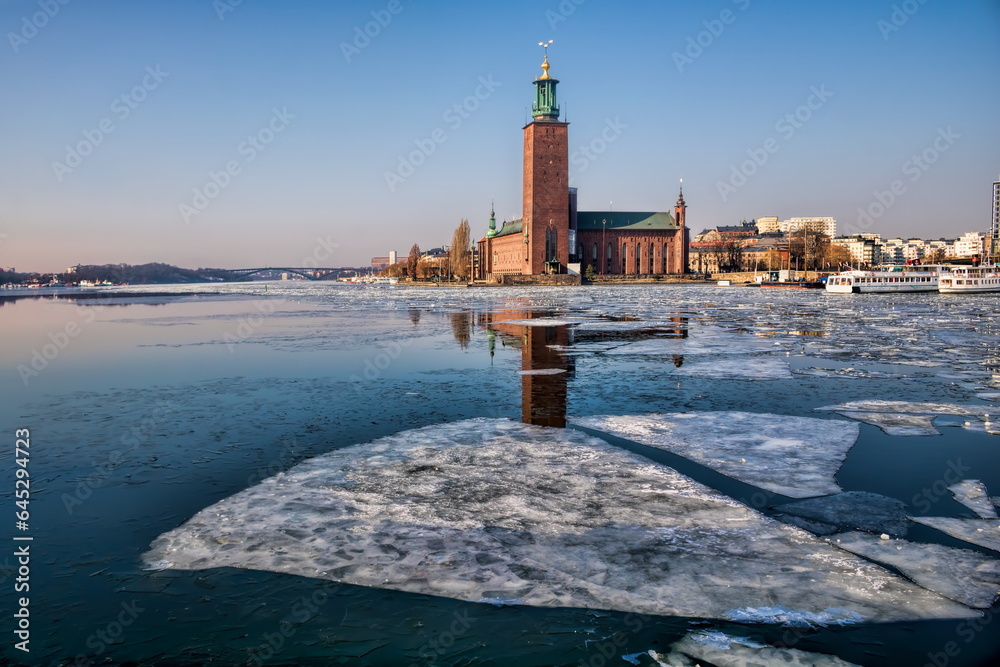stockholm, schweden - mälarsee im winter mit stadshus im hintergrund