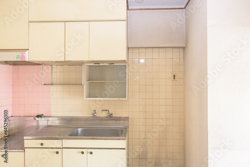 リフォーム前の中古マンションの一室